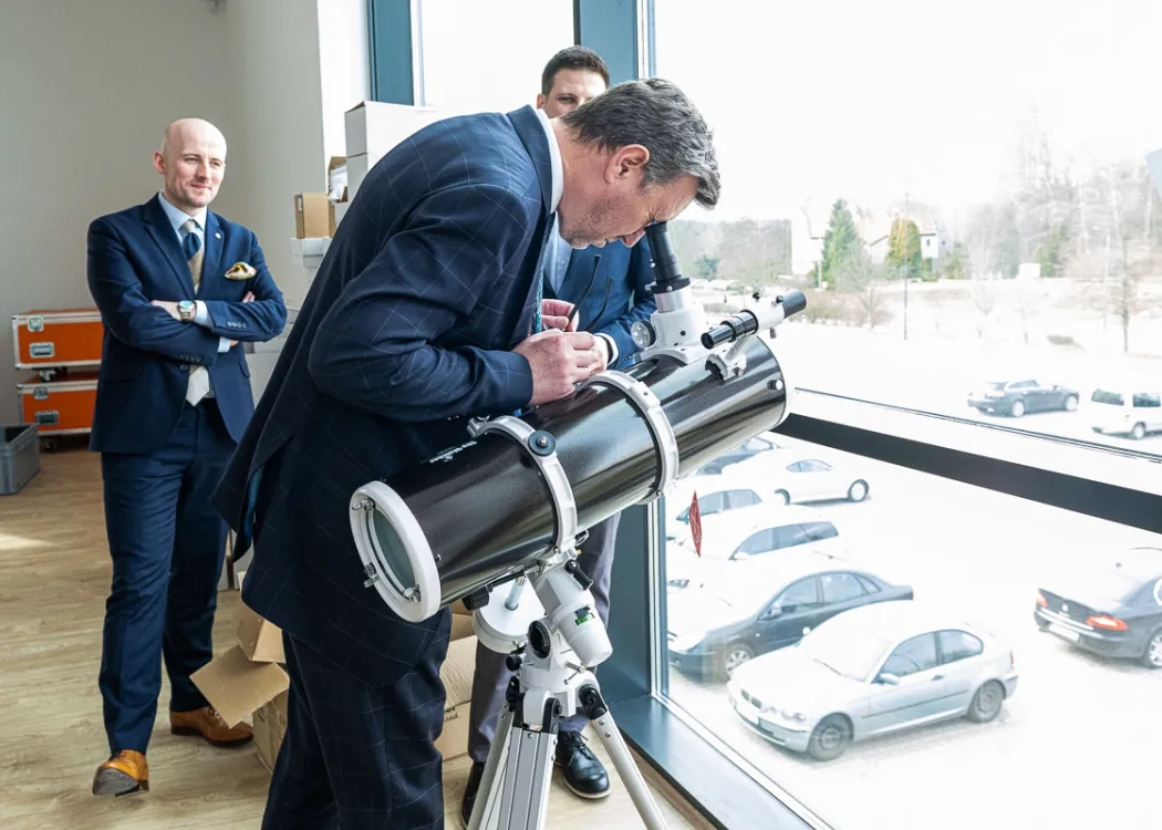 Rektor UWM prof. Jerzy Przyborowski, kanclerz Bogusław Stec i kierownik Kortosfery Mateusz Pikuliński podczas zwiedzania Centrum Popularyzacji Nauki i Innowacji