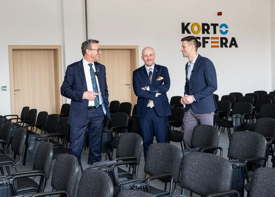 Rektor UWM prof. Jerzy Przyborowski, kanclerz Bogusław Stec i kierownik Kortosfery Mateusz Pikuliński podczas zwiedzania Centrum Popularyzacji Nauki i Innowacji