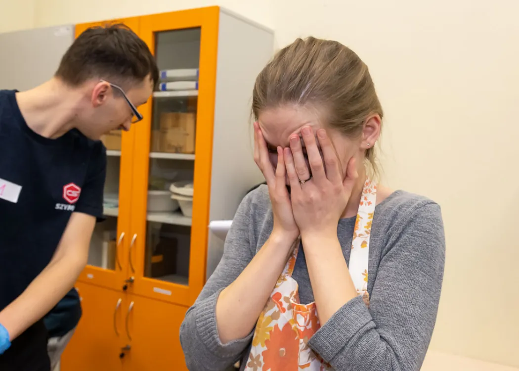 studentka udaje, że płacze