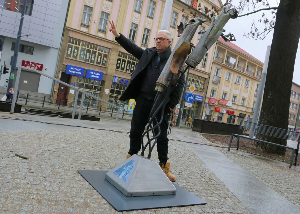 Antoni Grzybek z instalacją "Niezłomna Ukraina", fot. MOK Olsztyn.