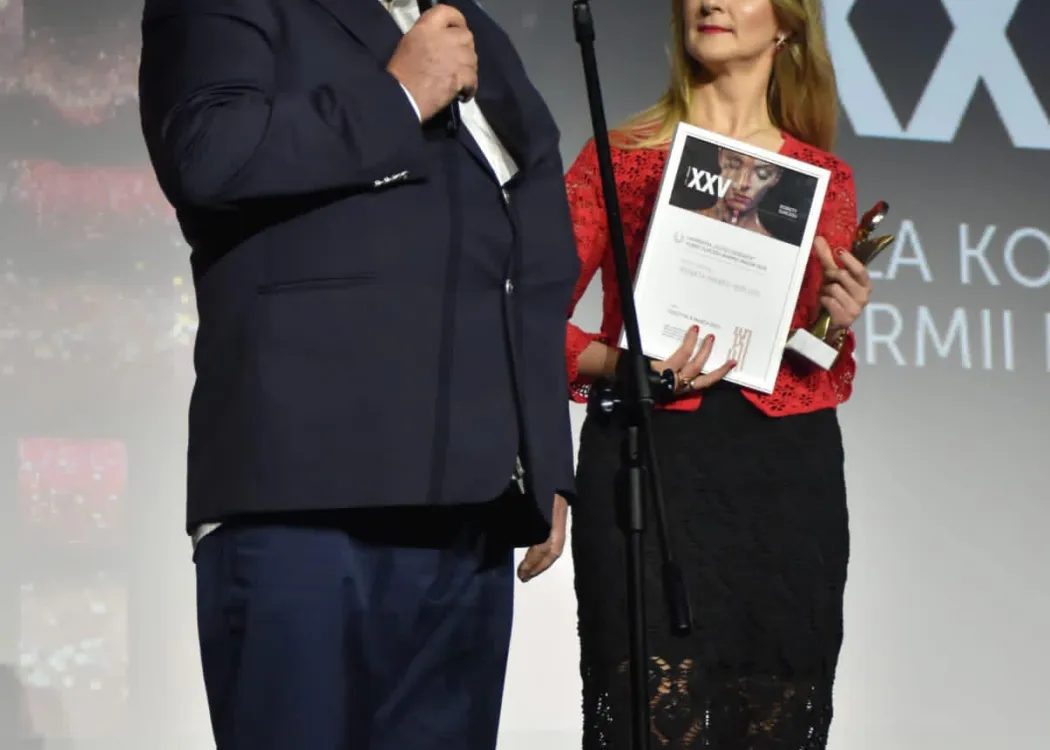 prof. Marks Bielska odbiera nagrodę