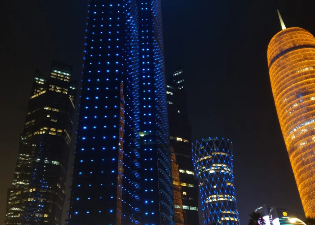 wieżowce Dohy nocą