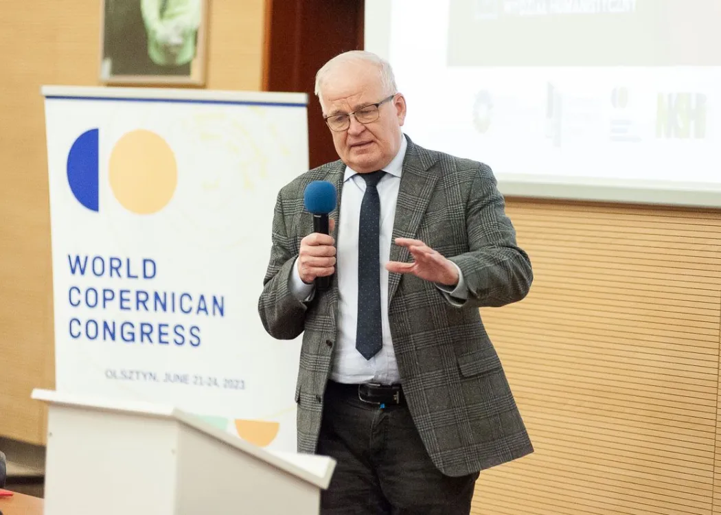 prof. Mikulski stoi i mówi