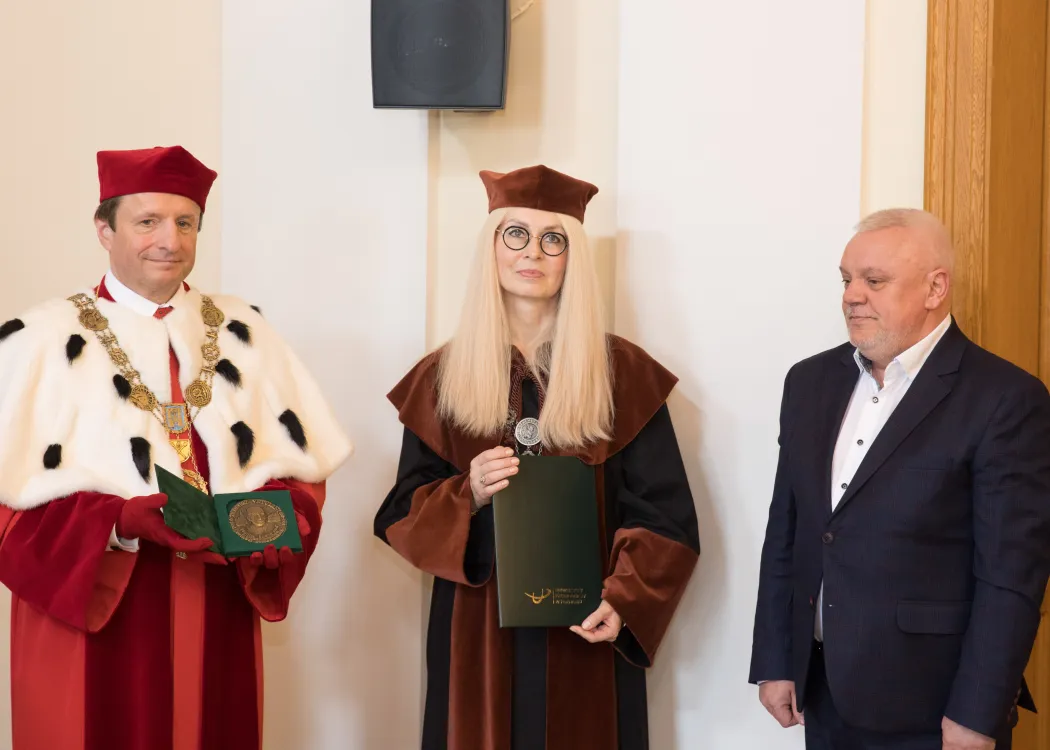prof. Jerzy Wilde (po prawej) odbiera medal im. prof. Tadeusza Vetulaniego