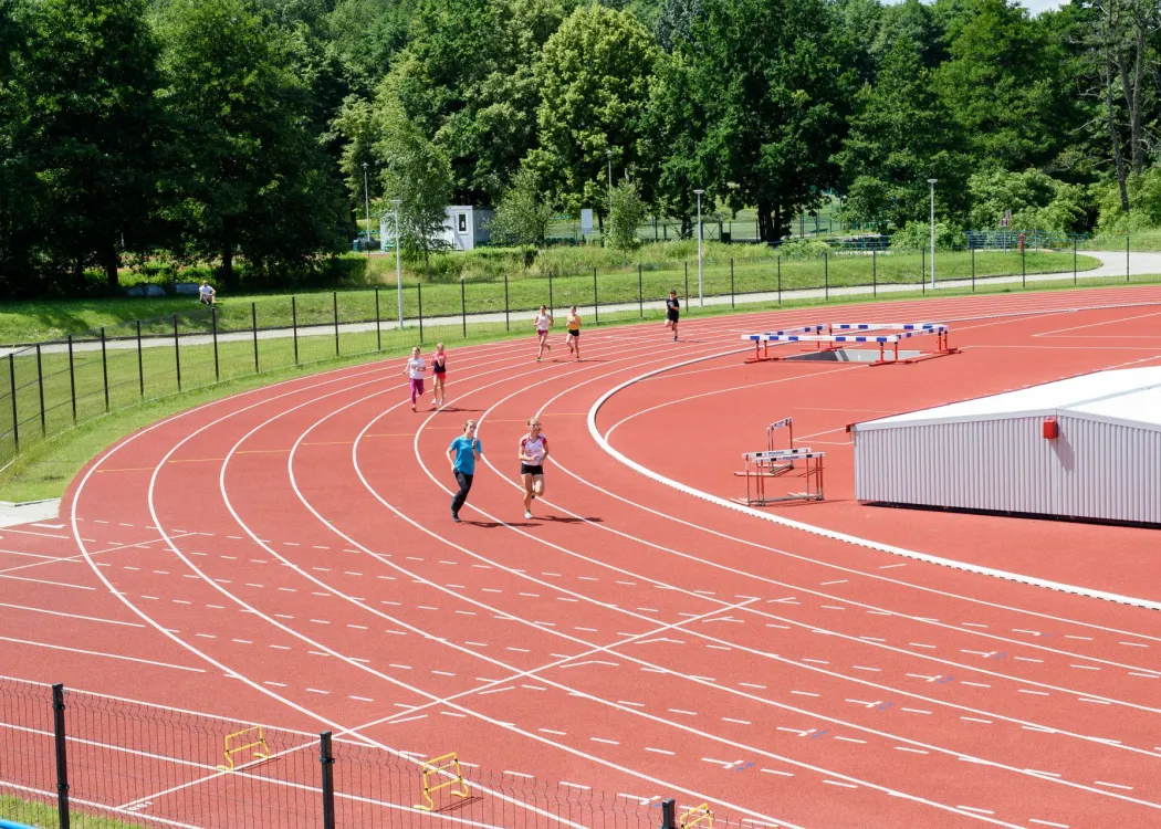 biegacze na stadionie