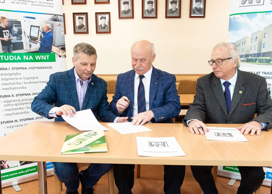 Stnisław Bielski, Adam Lipiński  i Jerzy Macek podpisują umowę