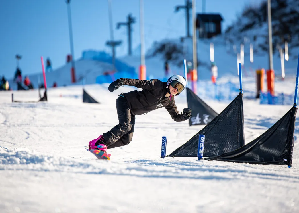 snowbordzista jedzie na desce
