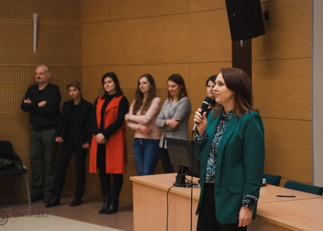 uroczystość rozdania nagród. Studenci stojż w rzędzie