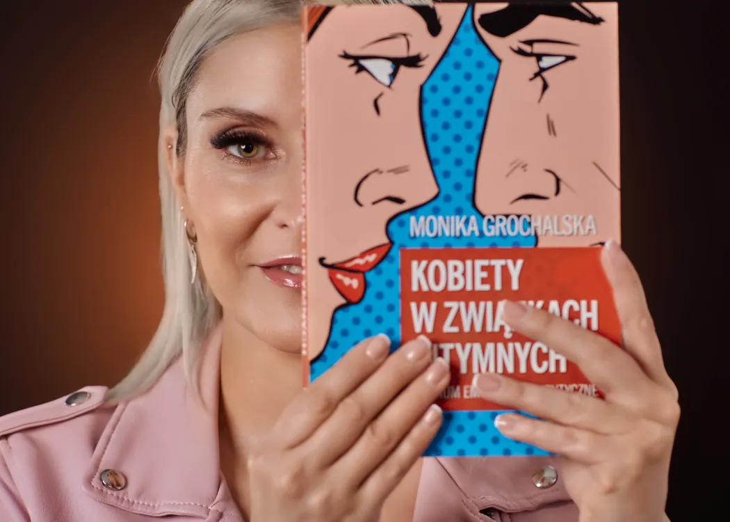 Monika Ryndzionek z książką pt. Kobiety w związkach intymnych