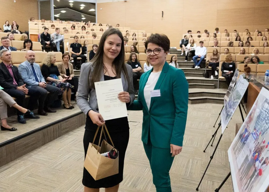 Po prawej: prof. Mariola Jaworska