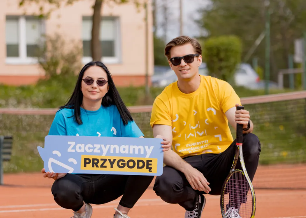 Studenci na korcie tenisowym