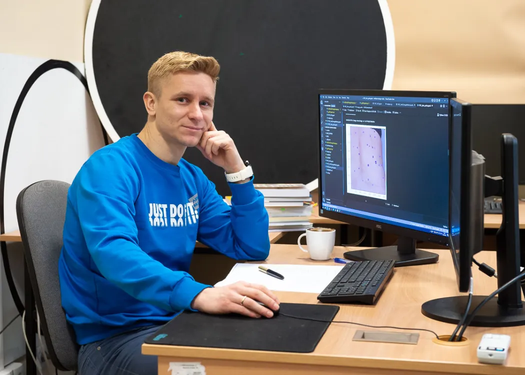 Dr inż. Michał Kozłowski przy komputerze