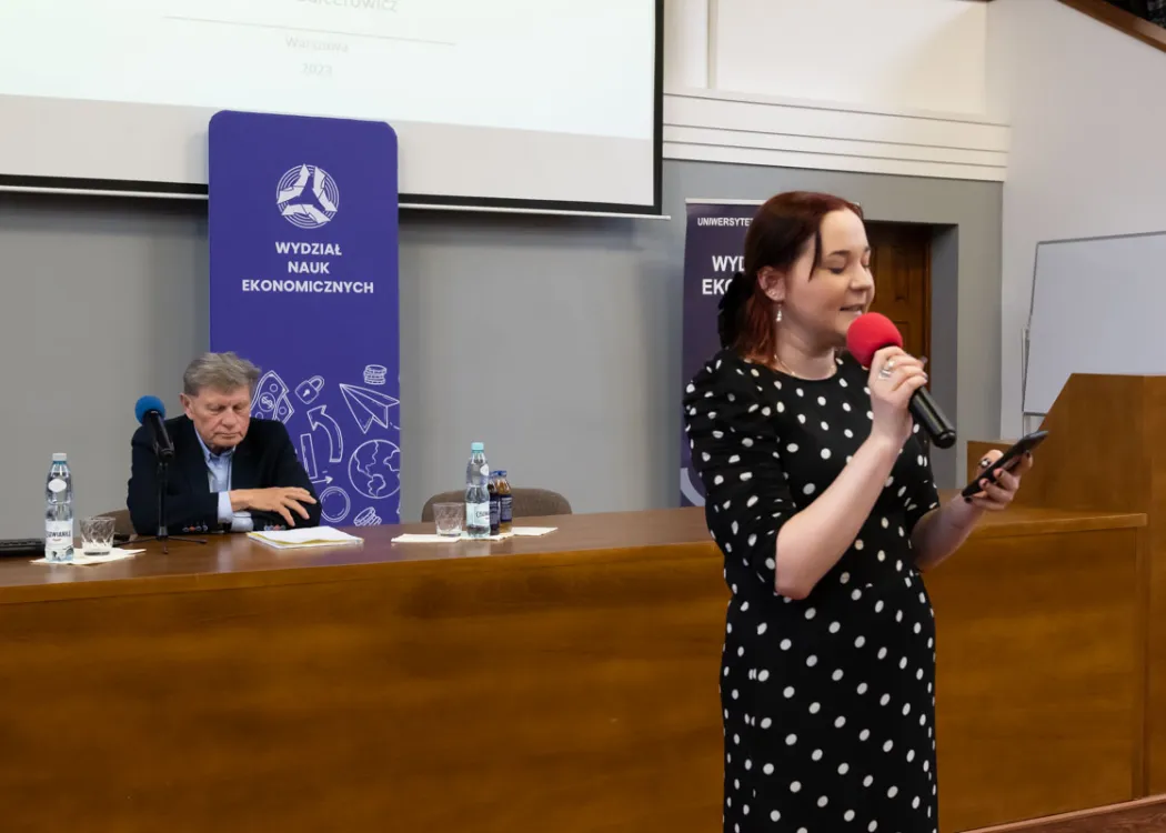 dziewczyna z mikrofonem