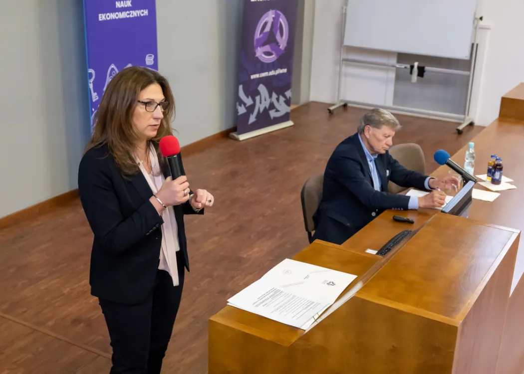 prof. Grzybowska-Brzezińska z mikrofonem