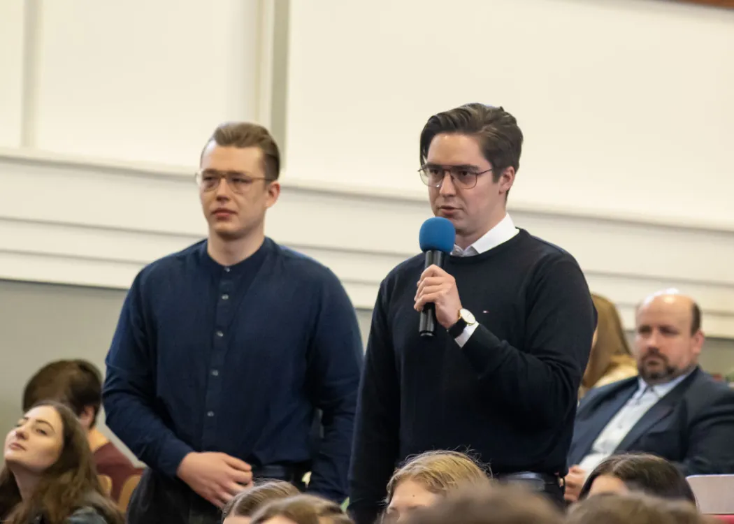 student zadaje pytanie