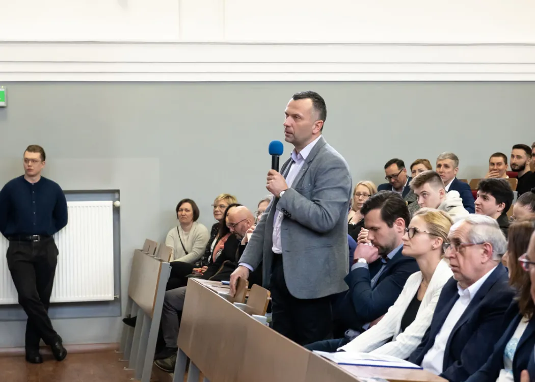pracownik WNE zadaje pytanie