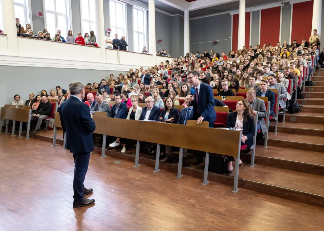 prof. Balcerowicz stoi przed publiką