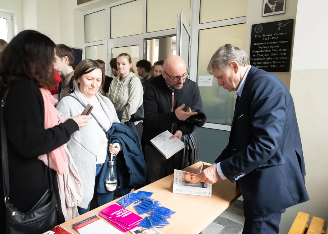 prof. Balcerowicz podpisuje swoją książkę