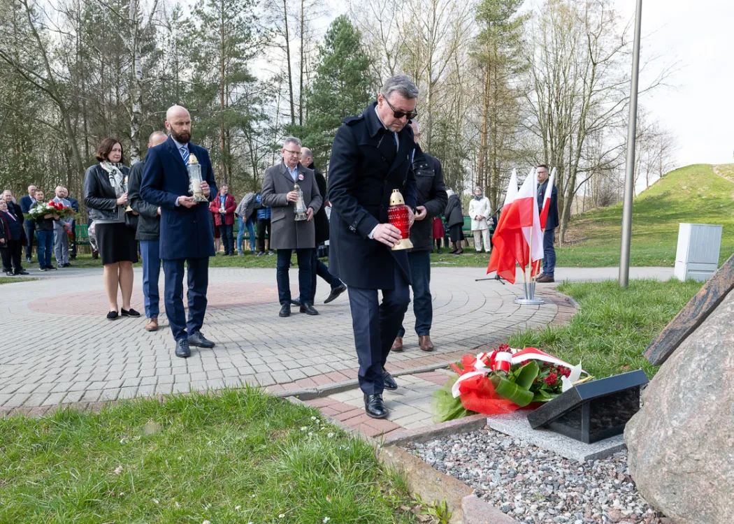 Rektor UWM składa kwiaty i znicz w Alei Ofiar Katyńskich