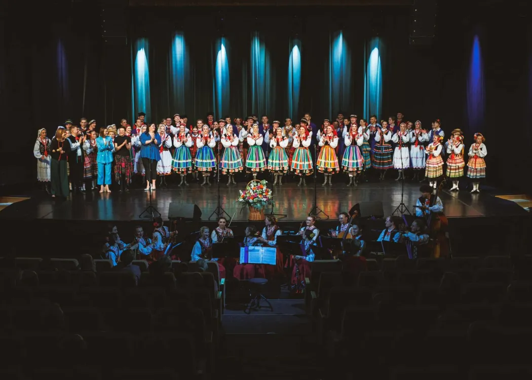 Zespół Pieśni i Tańca "Kortowo" na scenie w Centrum Konferencyjnym UWM