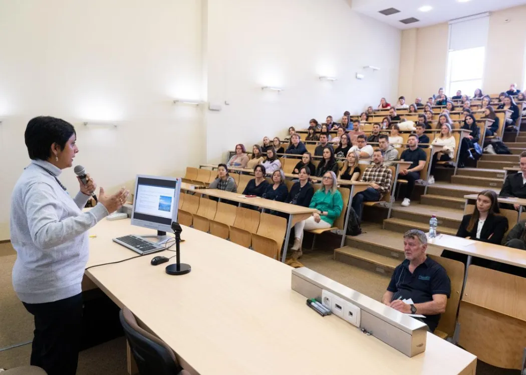 prof. Pallavi Majumdar i studenci dziennikarstwa