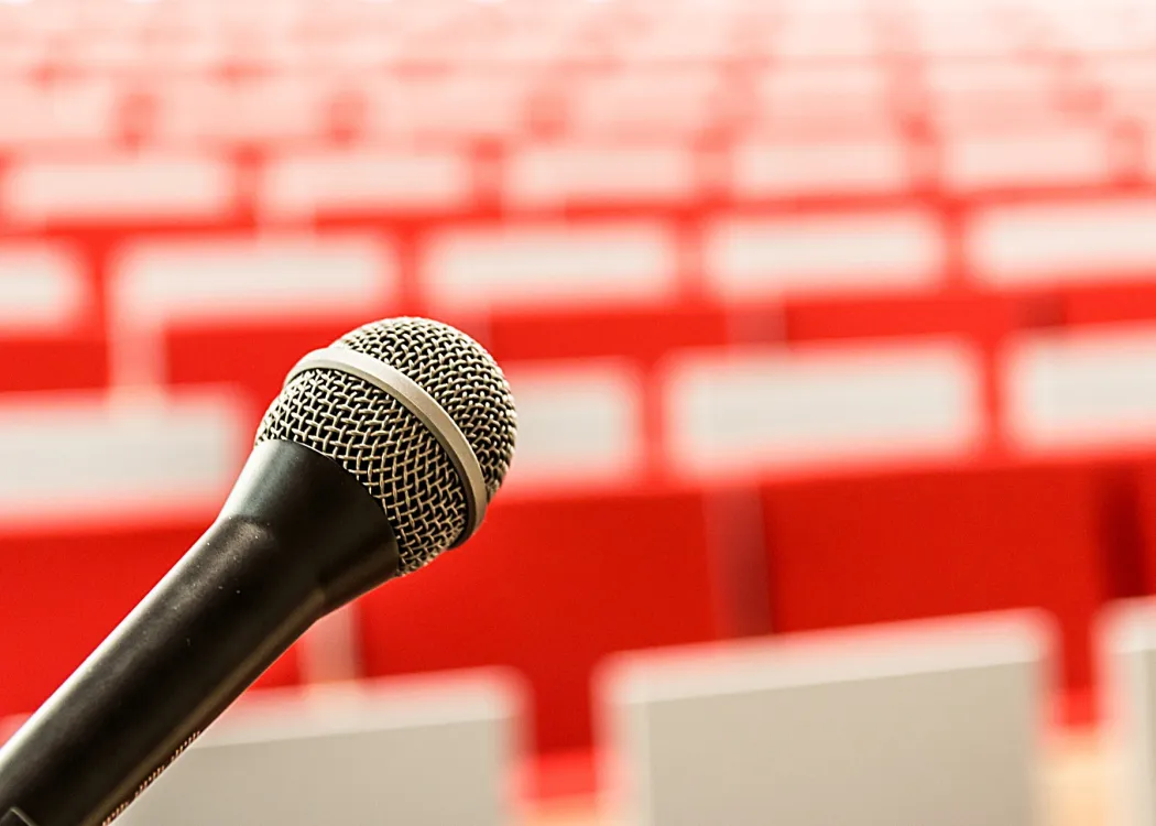 Mikrofon, sala wykładowa, fot. pixabay.com 