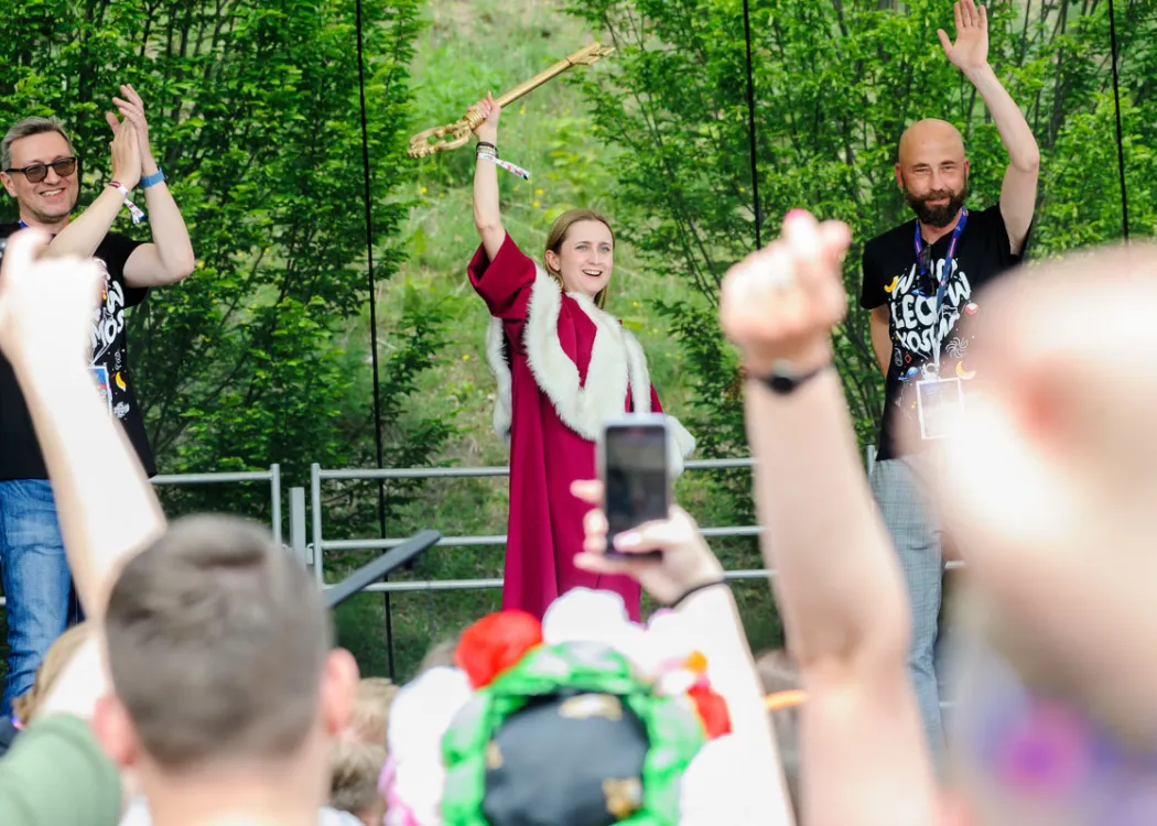 Przekazanie władzy podczas Kortowiady. Na scenie prof. Przyborowski, Aleksandra Siwiecka i prof. Przybyliński