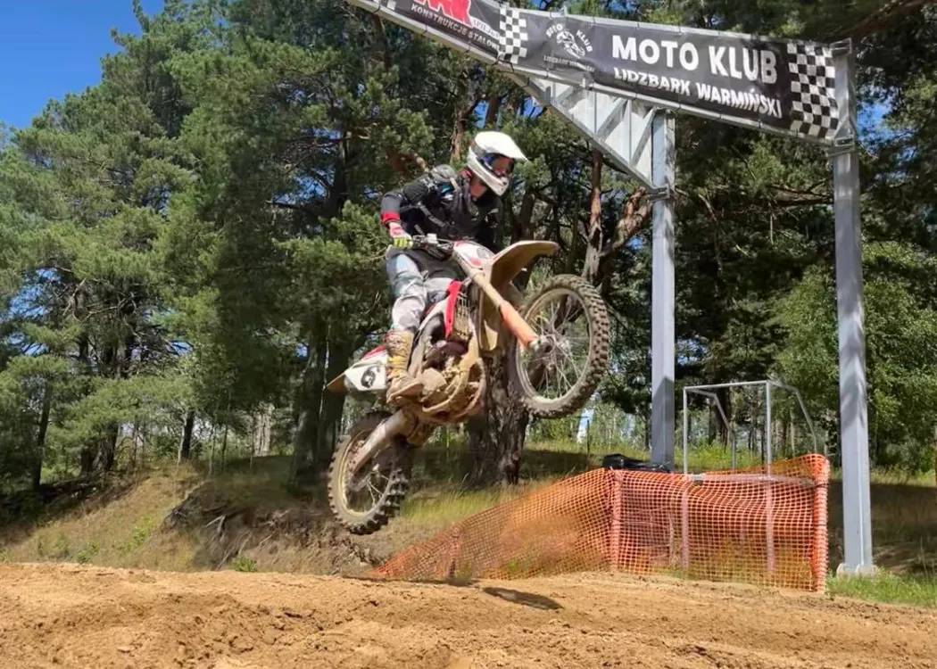 Maciej na motorze skacze