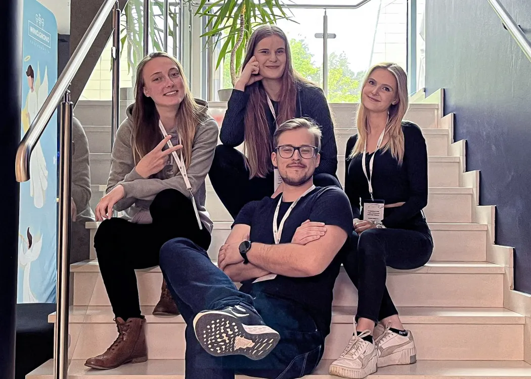 studenci siedzą na schodach