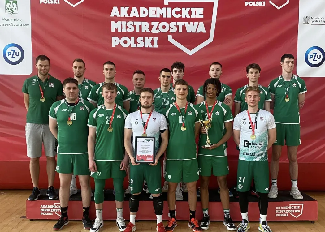 Drużyna siatkarska UWM z medalem