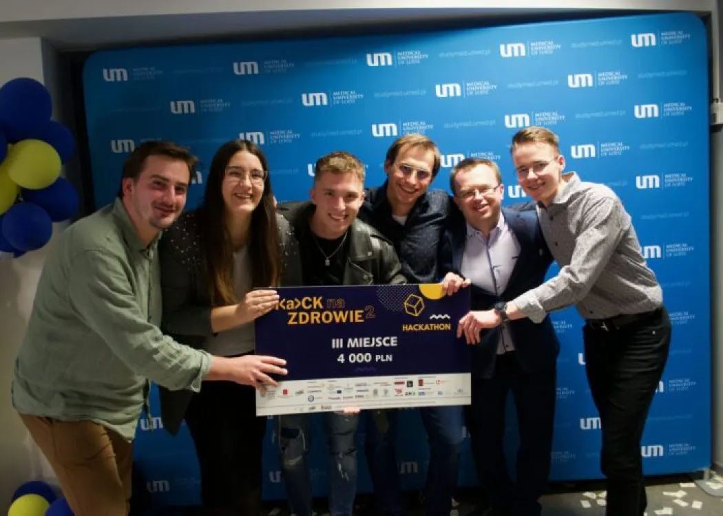 Krystian Kręcik i jego zespół podczas Hackathonu