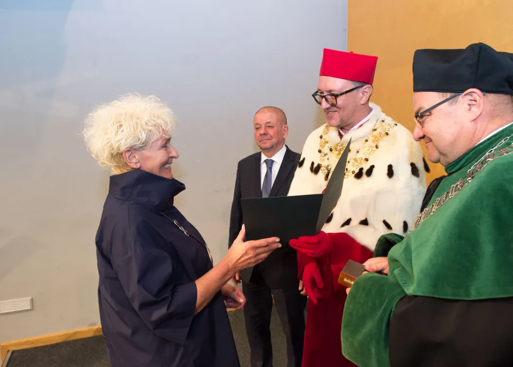 rektor daje dyplom złotej absolwentce