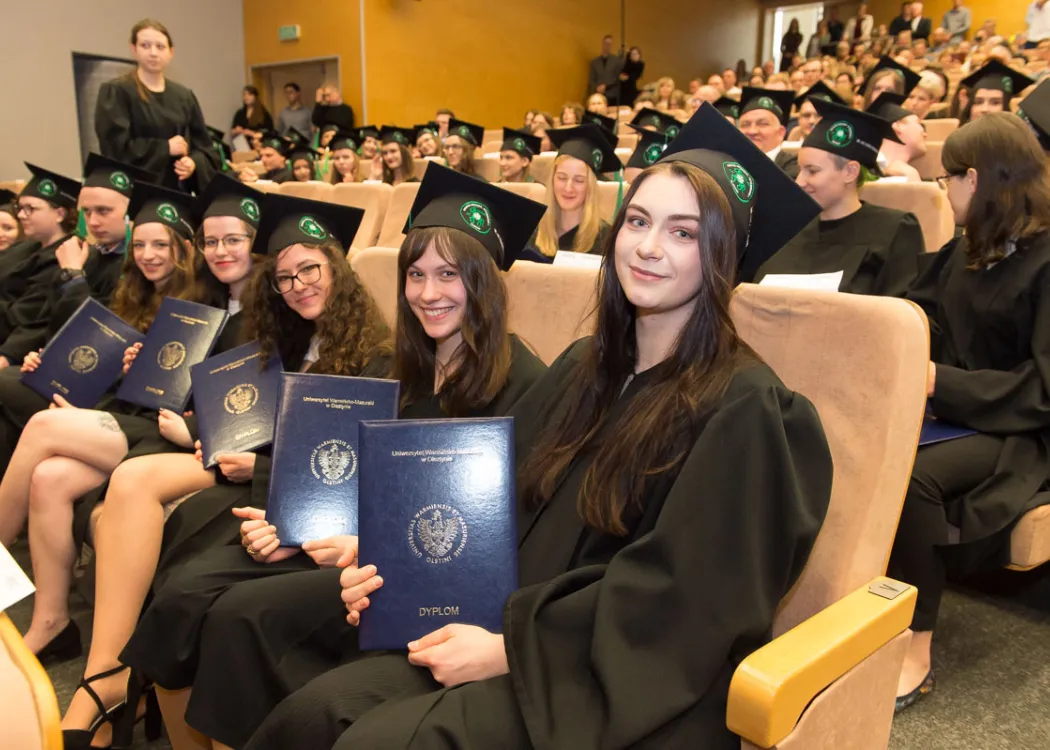 absolwentki z dyplomami