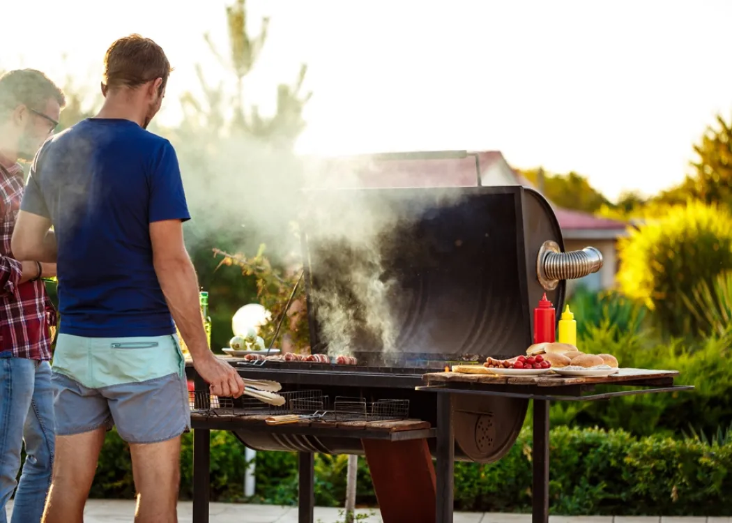 Mężczyźni przy grillu