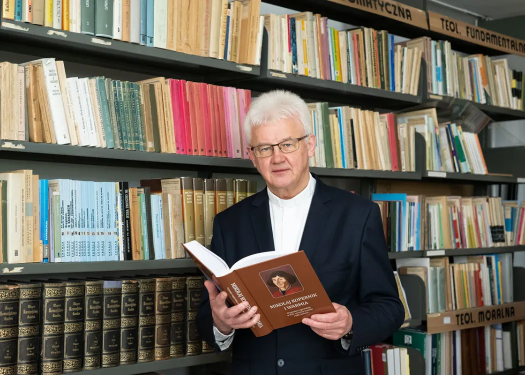 Ks. prof. Andrzej Kopiczko z książką "Mikołaj Kopernik i Warmia"