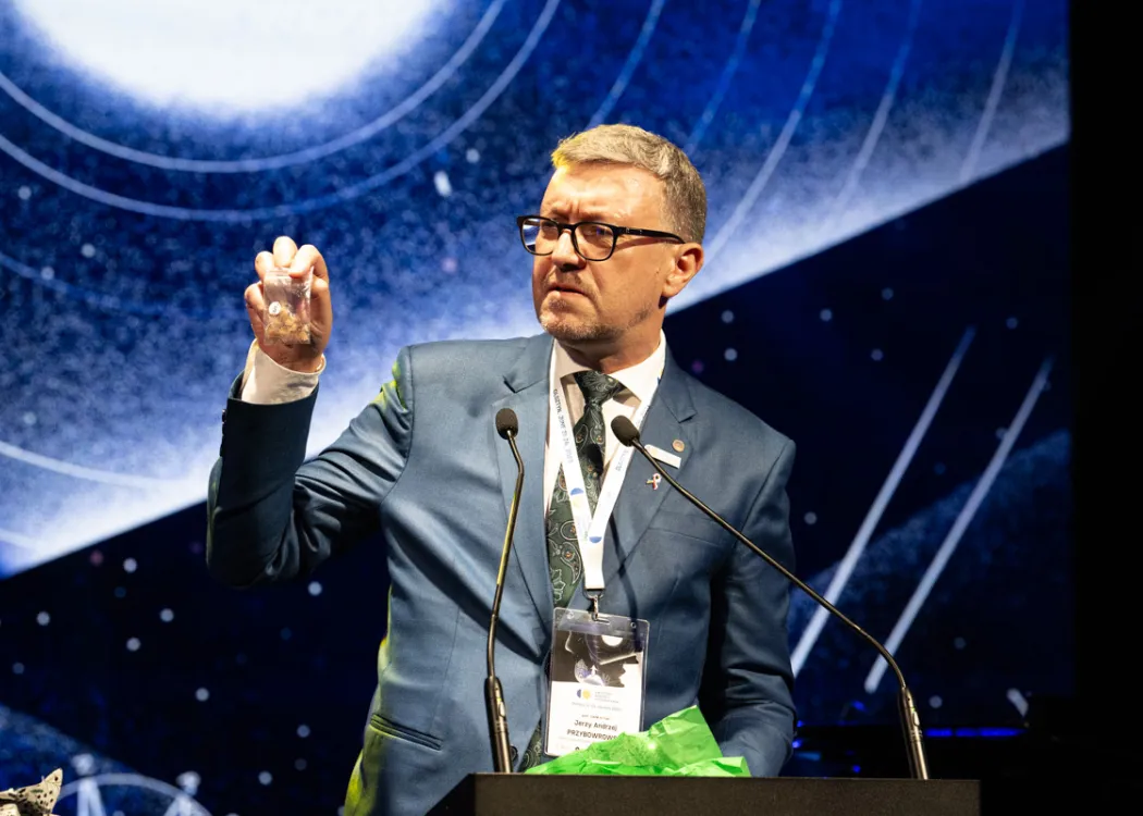 prof. UWM z nasionami z Księżyca