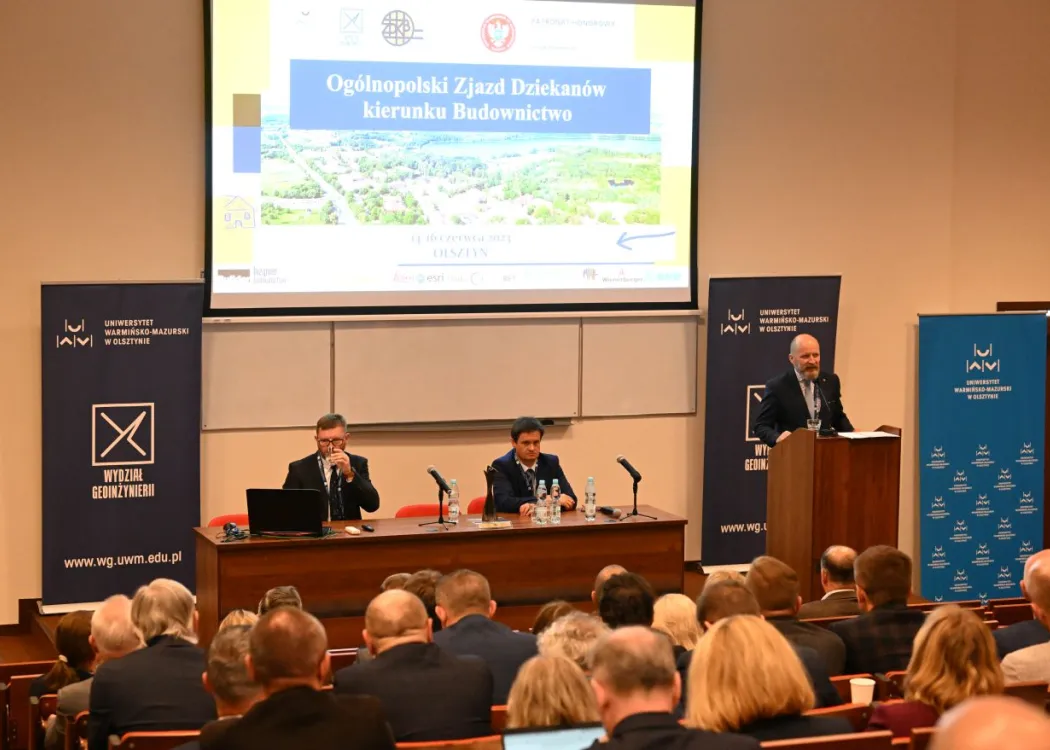 uczestnicy konferencji siedzą