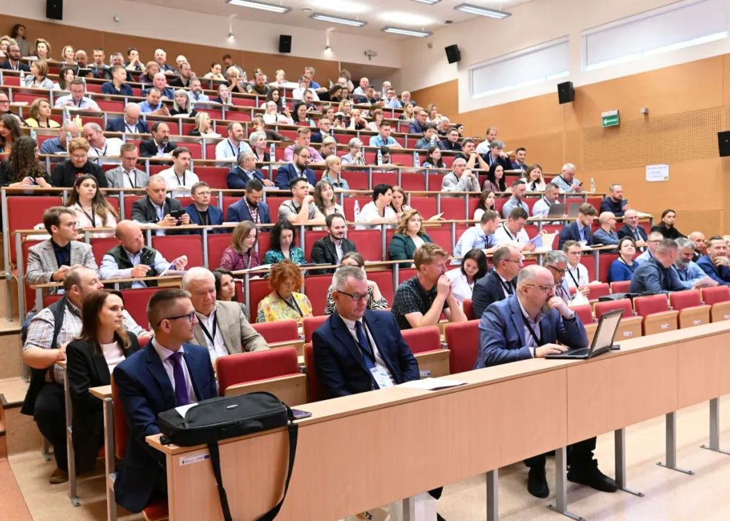 uczestnicy konferencji siedzą