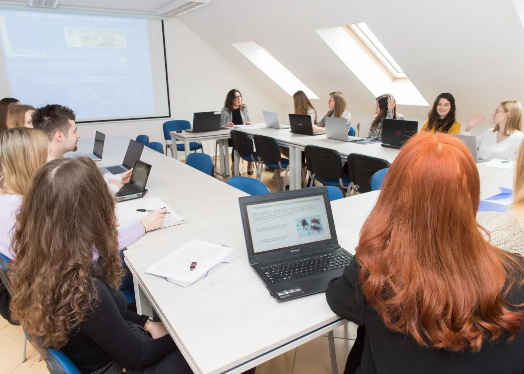 Studenci podczas zajęć na Wydziale Nauk Ekonomicznych