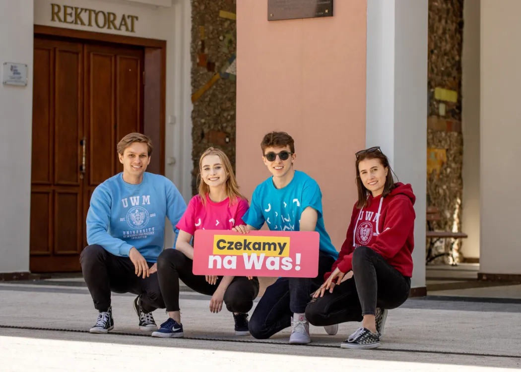 Studenci UWM z tabliczką z napisem Czekamy na was