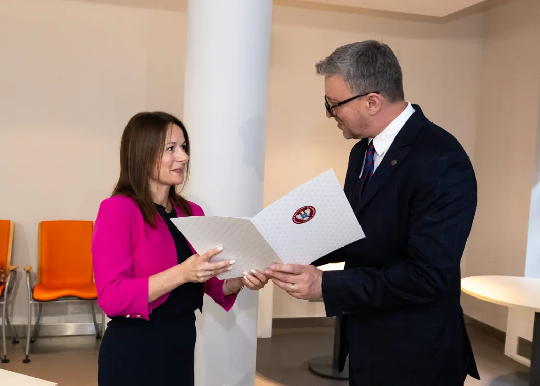 Prof. Witkowska odbiera gratulacje od rektora Jerzego Przyborowskiego
