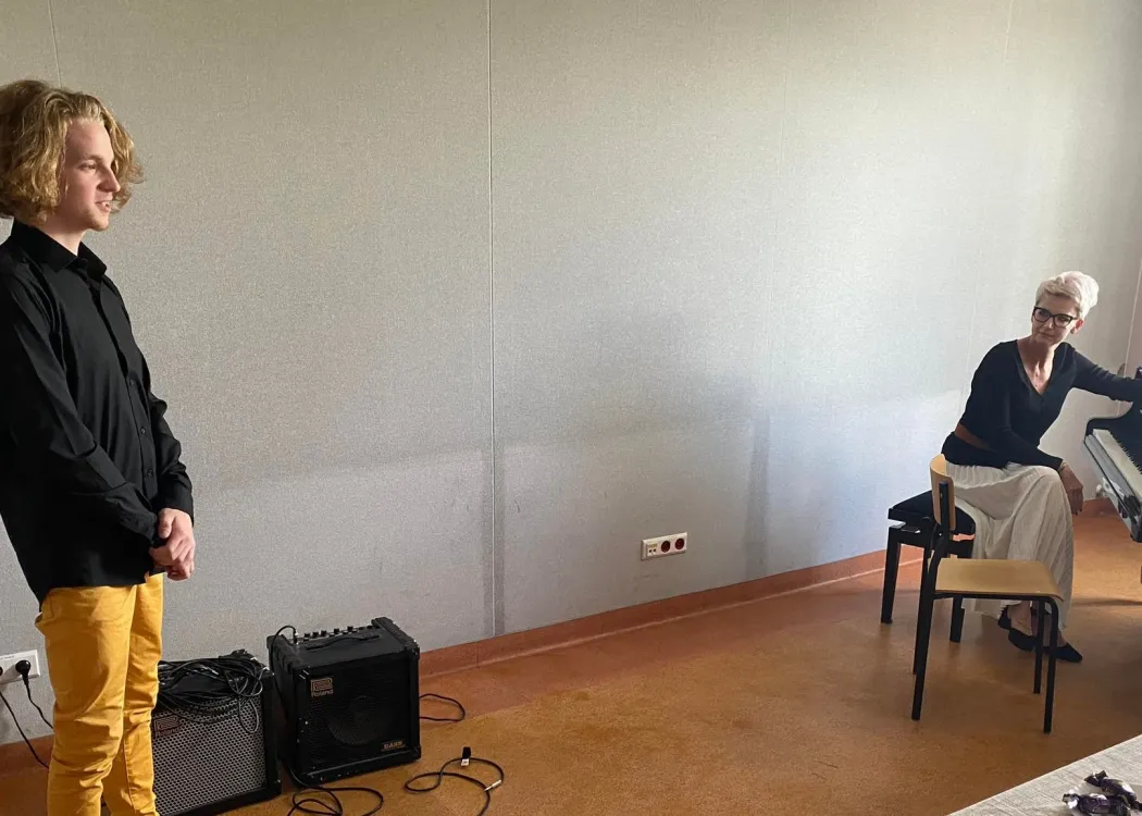 Kandydat na studia i prof. Bojaruniec przy pianinie podczas oceny predyspozycji 