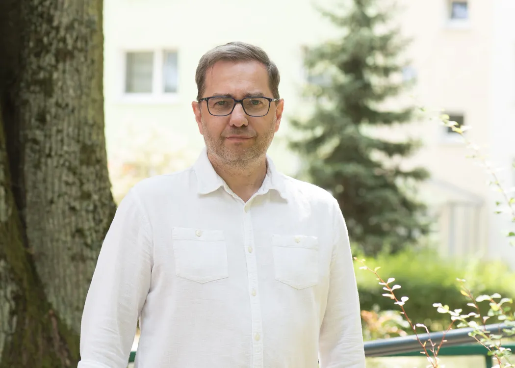 Prof. Mirosław Bełej przed budynkiem w Kortowie
