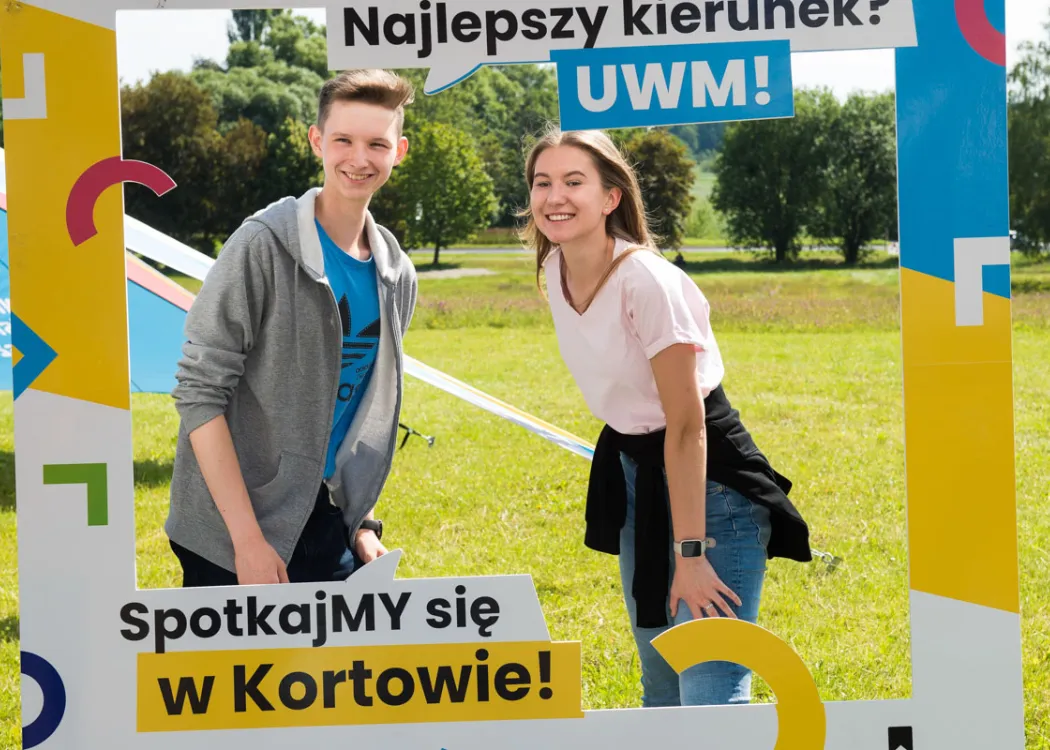 Para pozuje do zdjęcia w Strefie Kandydata UWM