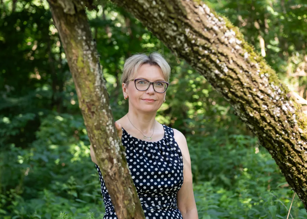 Profesor Katarzyna Kocur-Bera na tle drzewa 