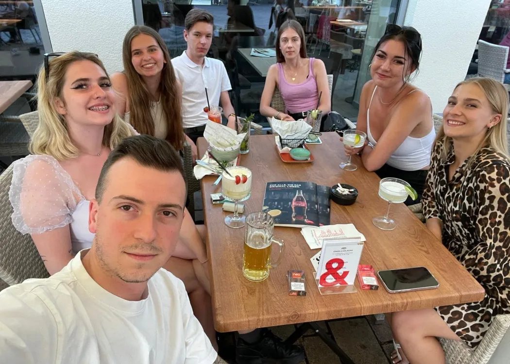 studenci w barze selfie