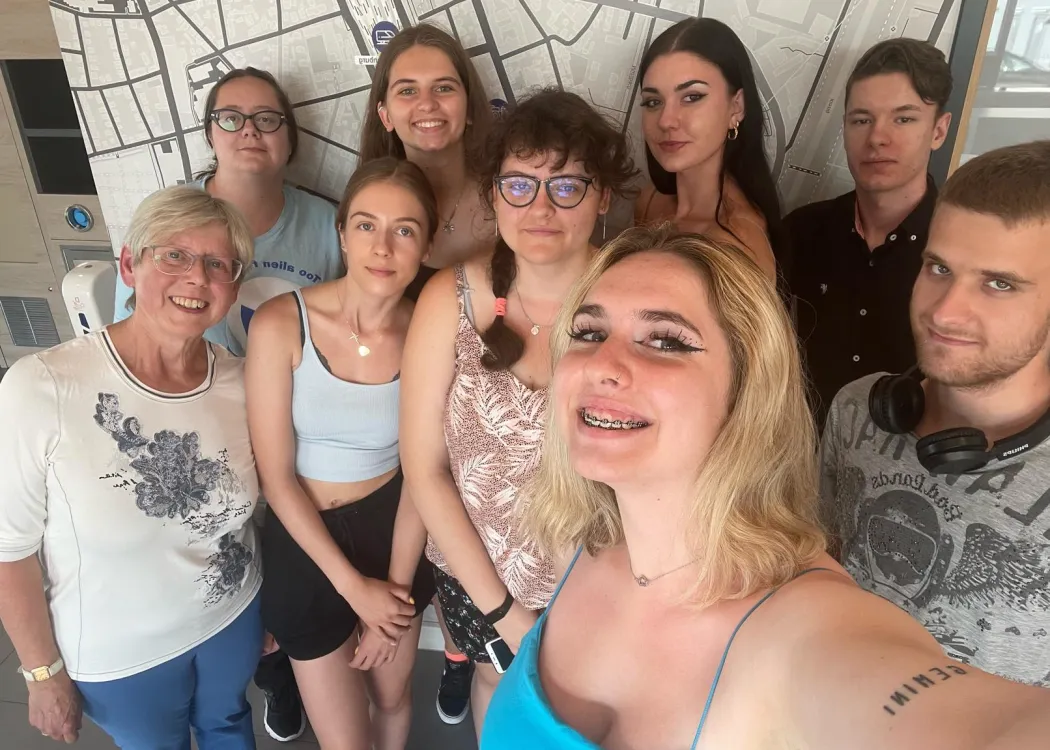 studenci stoją selfie