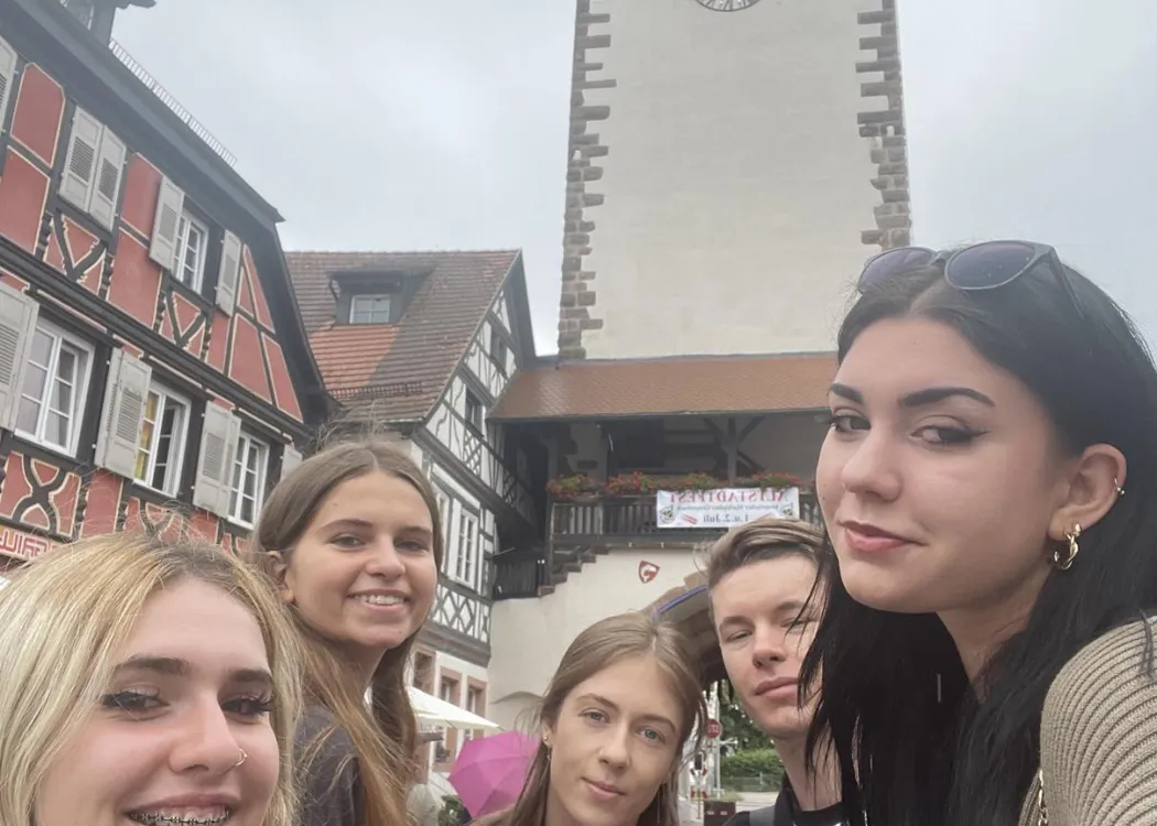 studenci stoją selfie