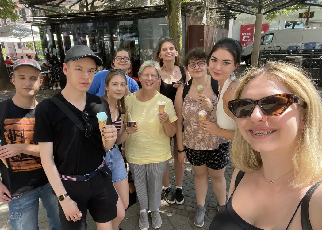 studenci stoją selfie