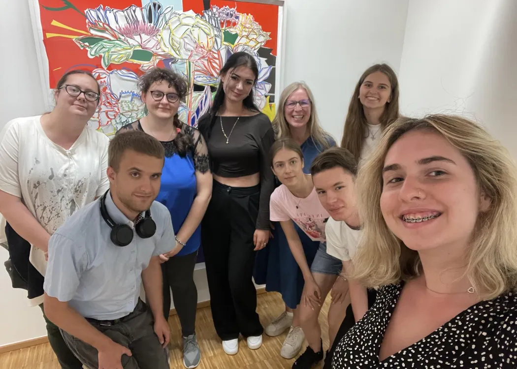 studenci stoją selfie